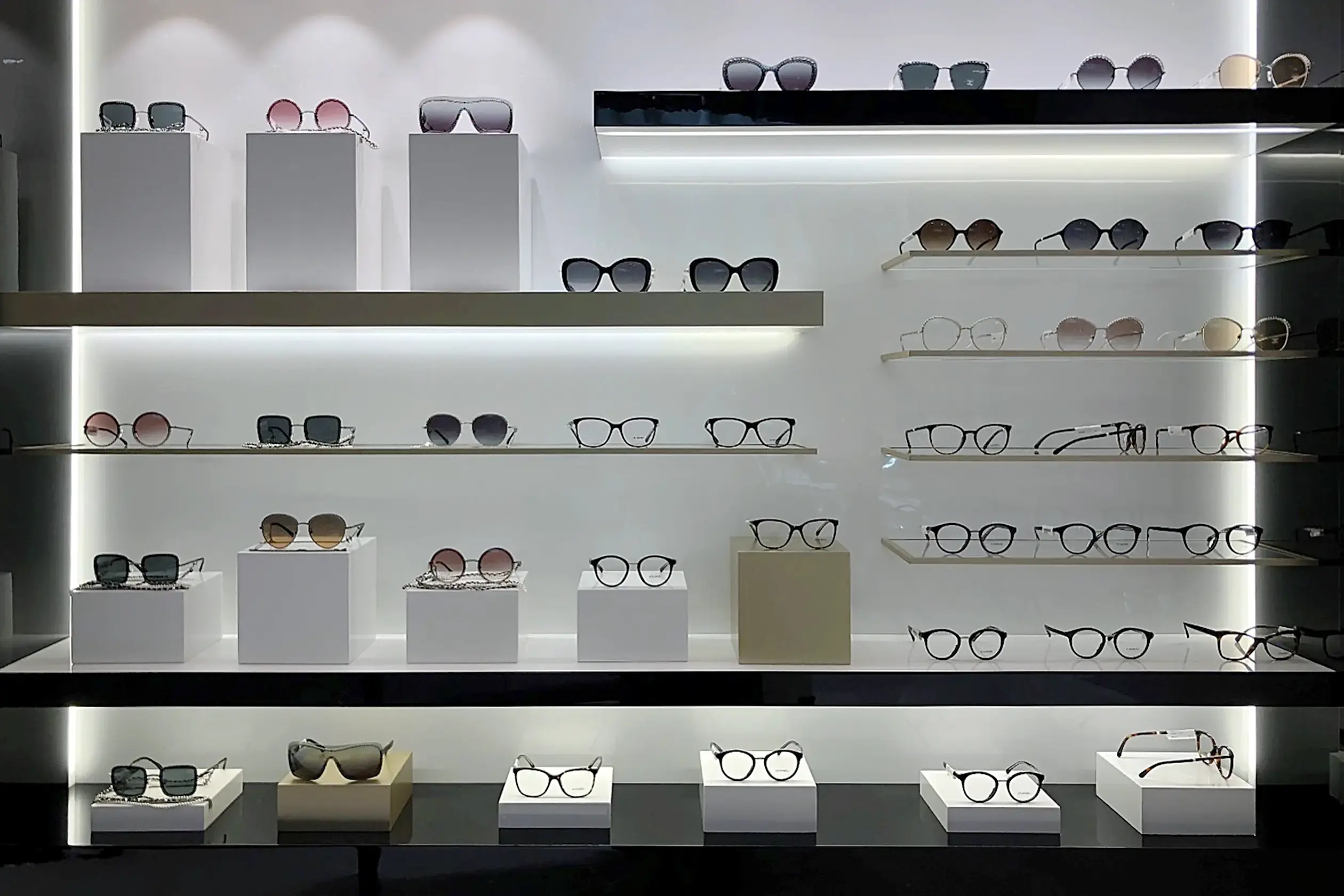 Chanel Spectacle Hut - 1
