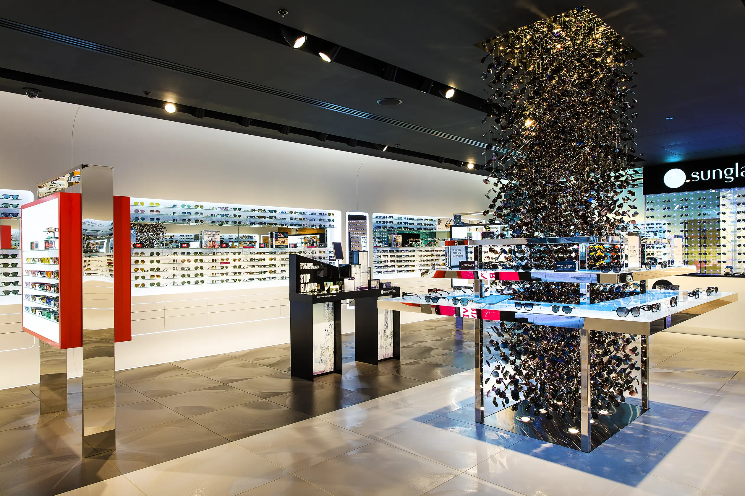 Sunglass Hut 360° Flagship store - 4