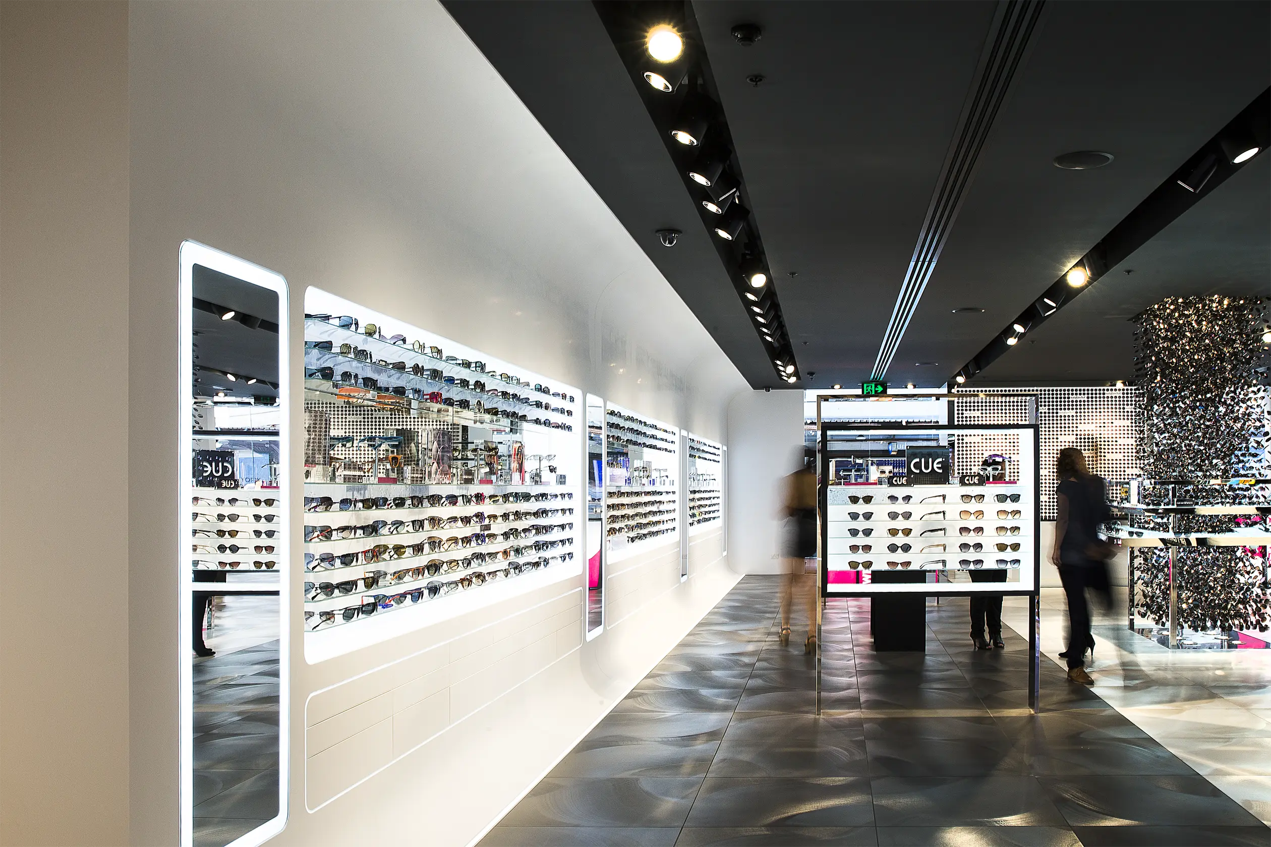 Sunglass Hut 360° Flagship store - 2